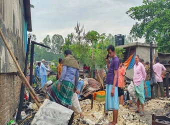মিরসরাইয়ে বাজারে অগ্নিকাণ্ডে চার দোকান পুড়ে ছাই 